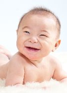 裸の赤ちゃんが笑顔